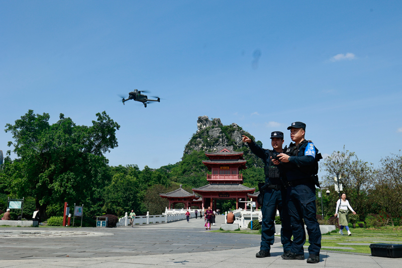 旅游警察使用無人機在景區巡邏。桂林市公安局供圖