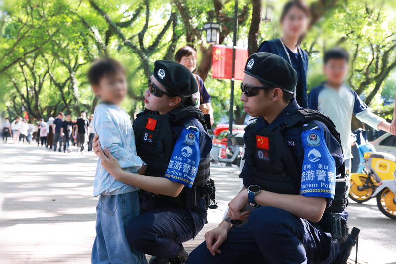 民警安撫與家人走散的小孩。桂林市公安局供圖
