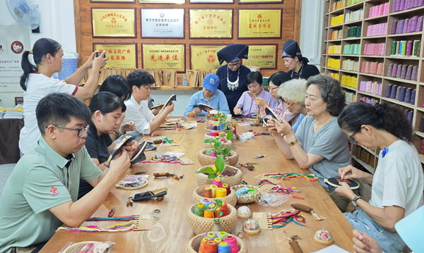 探访团到“天才妈妈·梦想工坊”了解运营情况