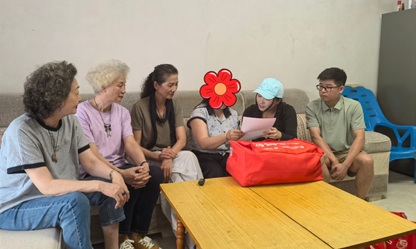 探访团入户慰问困难妇女，了解生活情况。