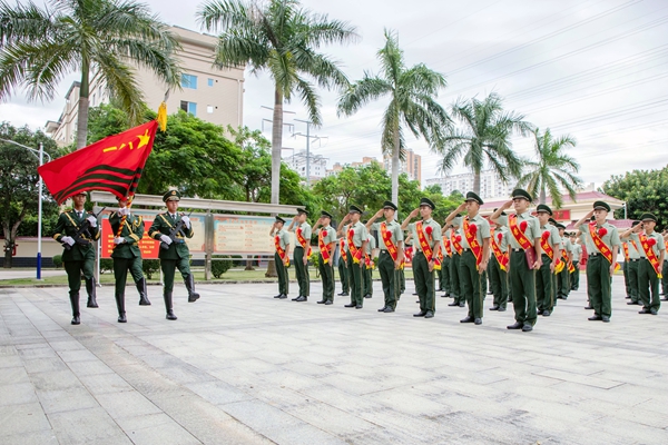 退役士兵面向軍旗敬禮。陳雄攝