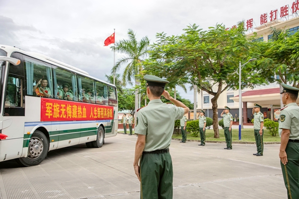 官兵们列队欢送退役士兵。周巡摄