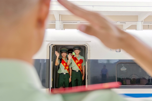 退役士兵与官兵挥手告别。李章禄摄
