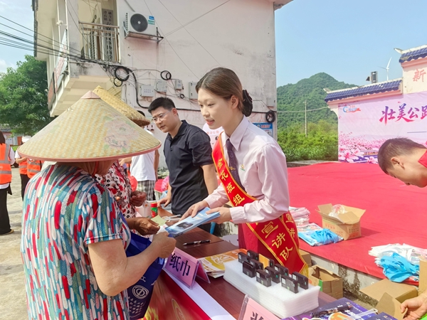 圖為融安分公司員工深入沿線村屯向群眾宣傳ETC優惠政策。