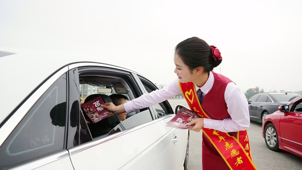 圖為融安分公司員工向司乘發放旅游宣傳單。