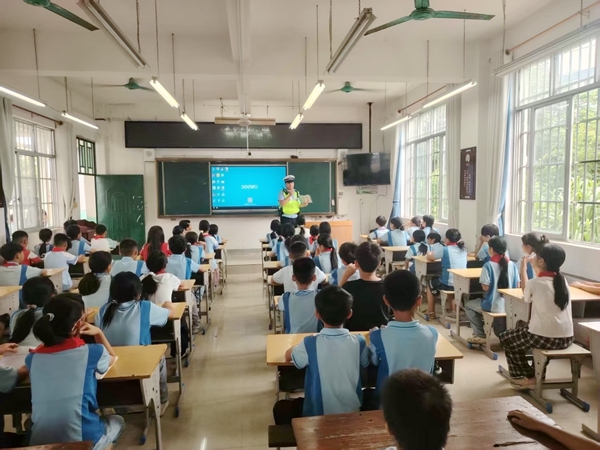 交警到学校进行安全宣讲。