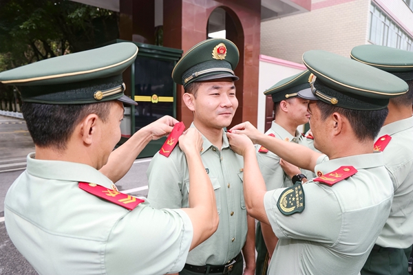 退伍士兵卸衔。