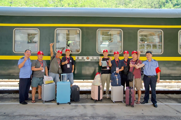 8名退休旅客结伴同游新疆。曾艳慧摄