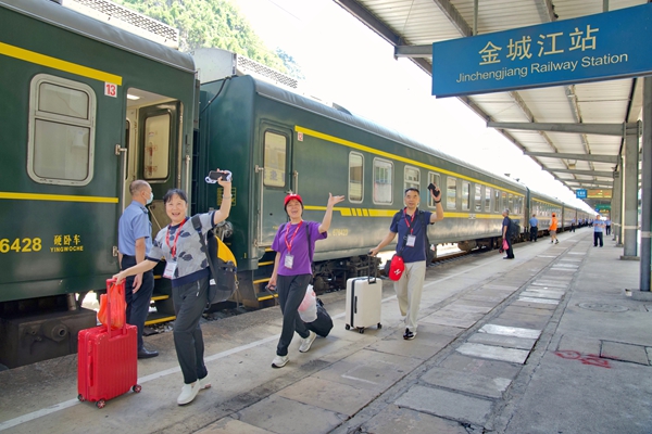 旅客挥手致意，用最灿烂的笑容开启新疆赏秋之旅。兰轲艨摄