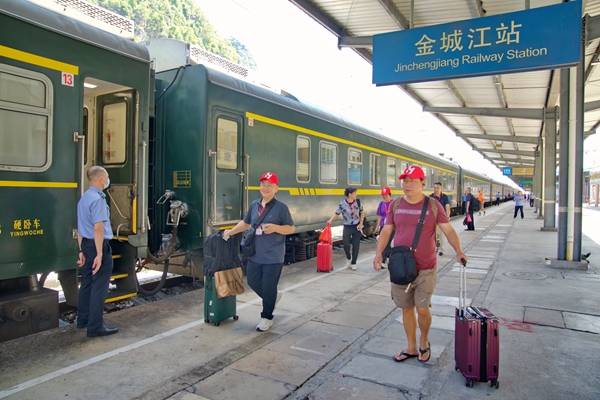 旅客们有序登车，金城江站站台热闹而温馨。曾艳慧摄