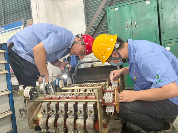 该段检修车间技术人员现场跟班作业。