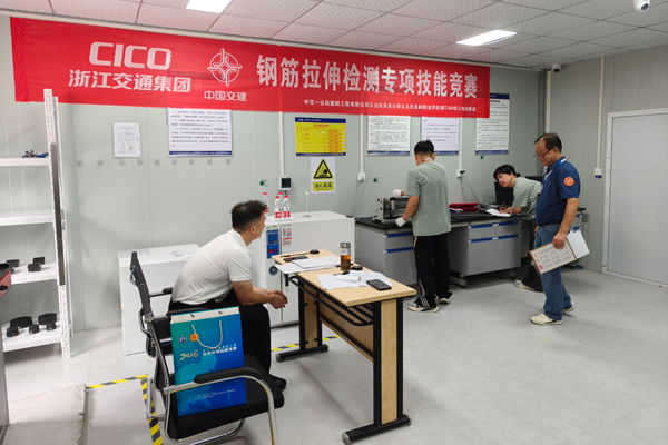 鋼筋拉伸檢測。劉彩雲攝