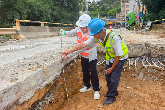 桂東公路發展中心組織青年干部在省道201線開展測量工作。向霖攝