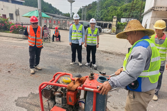 岑溪公路養護中心青年干部在施工現場學習。吳佩珊攝