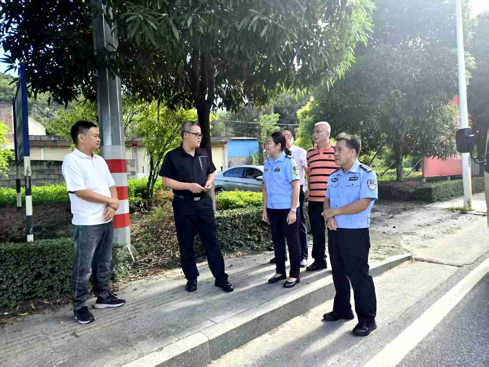 梁旻文（左三）到不停車超限檢測點督查。北流市交通運輸綜合行政執法大隊供圖