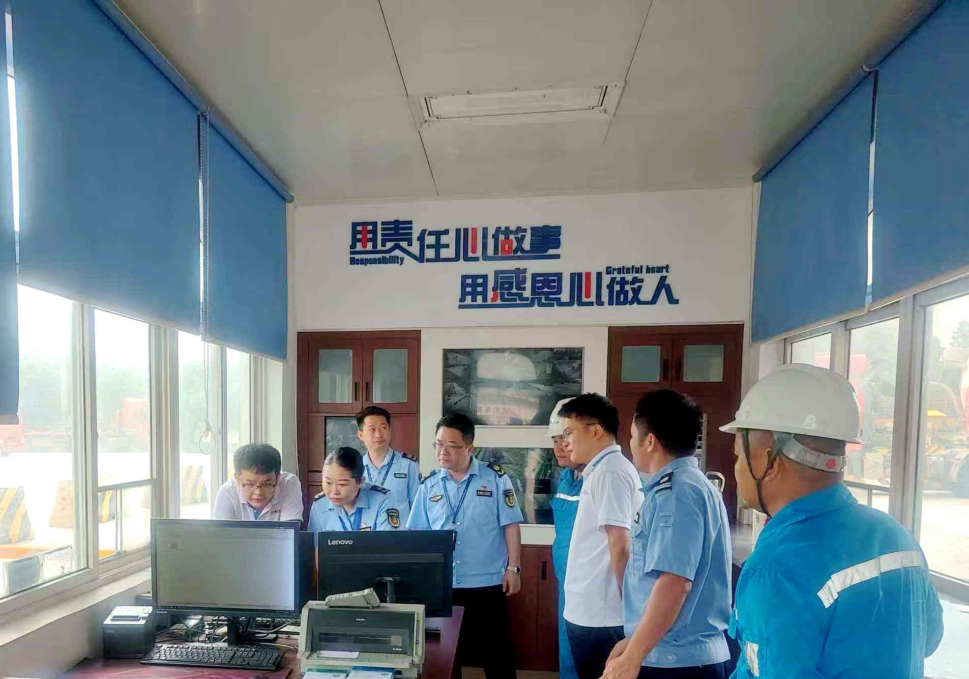梁旻文（左二）到重點貨物裝載源頭檢查安全生產工作。北流市交通運輸綜合行政執法大隊供圖