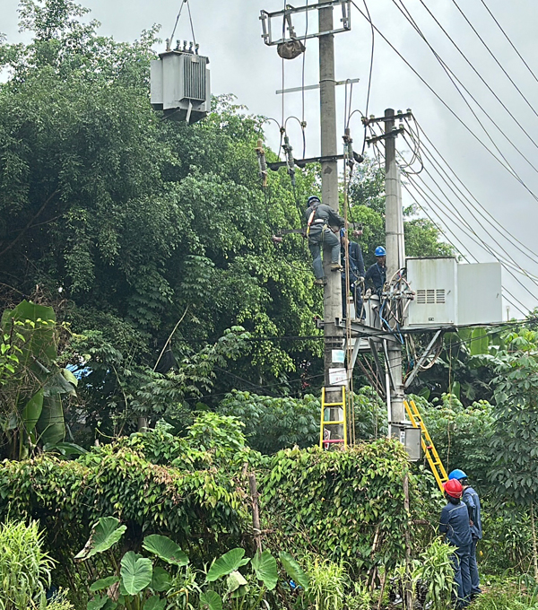 工作人員正在進行公變升級改造。寧子源攝