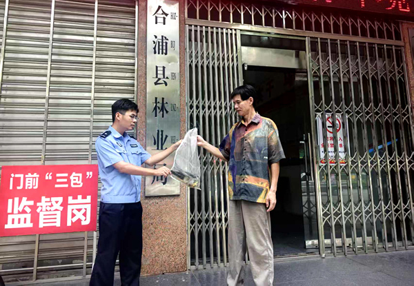 圖為警方將黑翅鳶移交給林業局工作人員。警方供圖