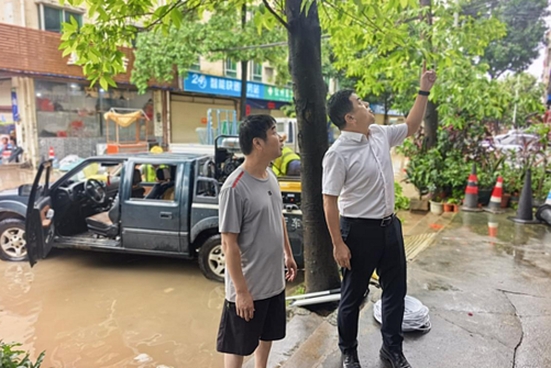 中國聯通廣西分公司供圖：中國聯通欽州市分公司總經理石鬆濤靠前攻堅搶通網絡解用戶燃眉之急