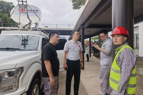 中國聯通廣西分公司供圖：中國聯通防城港市分公司總經理孔德龍深入台風受災重要廠區現場指揮通信搶修工作
