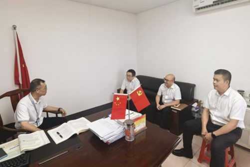 中國聯通廣西分公司供圖：中國聯通貴港市分公司總經理王佳軼在貴港市職教中心開展校企座談交流，共謀數字化校園校企合作新發展新路徑