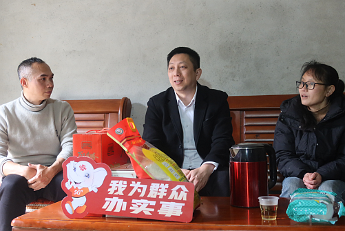 中國聯通廣西分公司供圖：中國聯通來賓市分公司總經理黎焯麟走訪慰問金秀羅孟村駐村干部和結對聯系戶，送去暖心關懷。