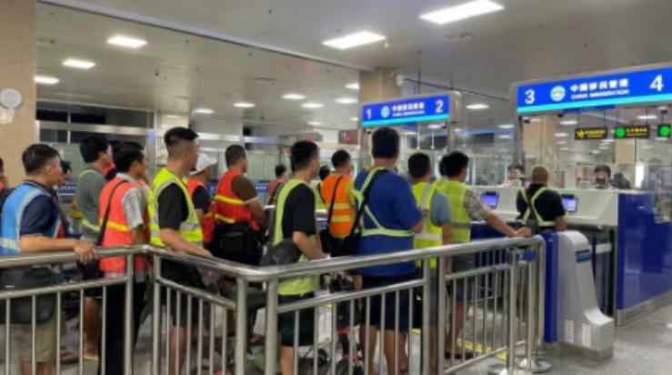 跨境貨運司機正在浦寨旅檢通道排隊安檢