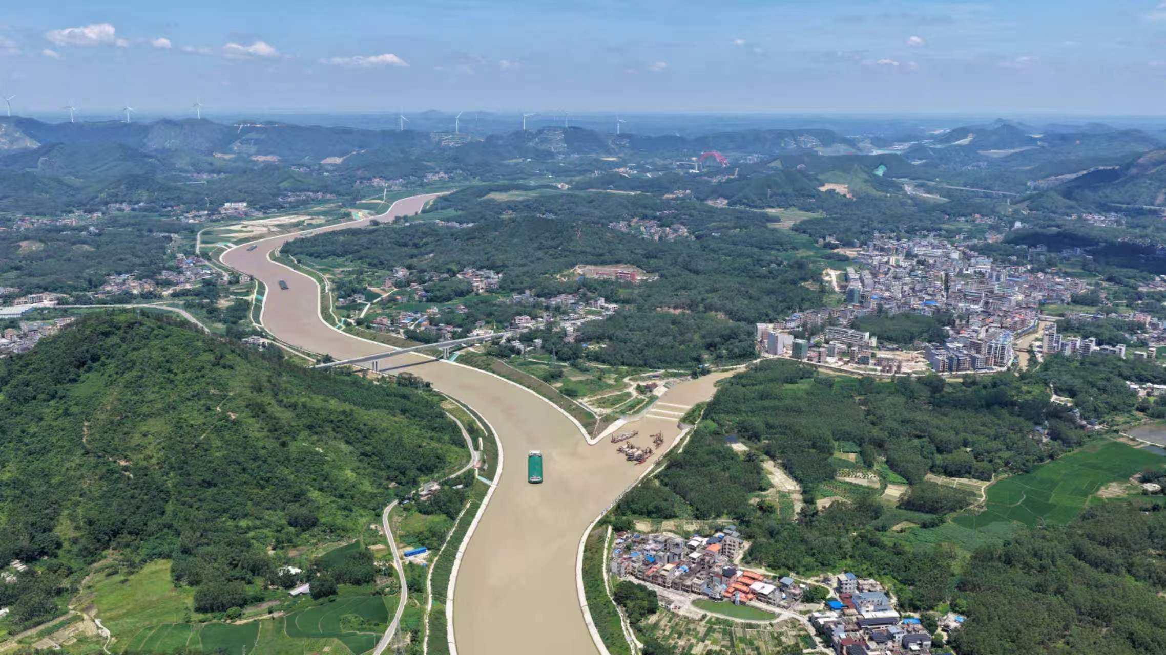 船舶过闸企石枢纽。平陆运河集团供图