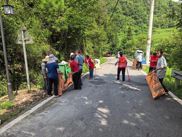 志願者隊伍開展道路垃圾清理活動