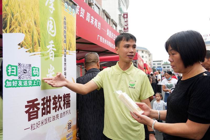 參展企業向市民介紹產品。譚小榮攝