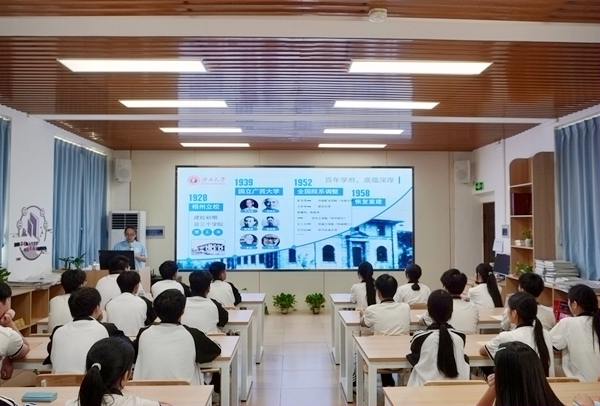 实践团于百色市第一中学开展主题宣讲。唐佳怡摄