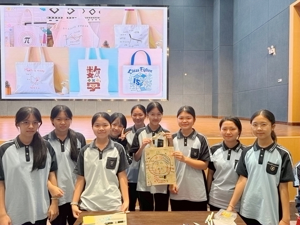 实践团成员与高中生手绘帆布包作品展示。唐佳怡摄