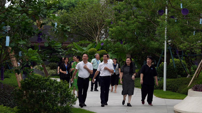 考察團一行參觀乾水灣園林