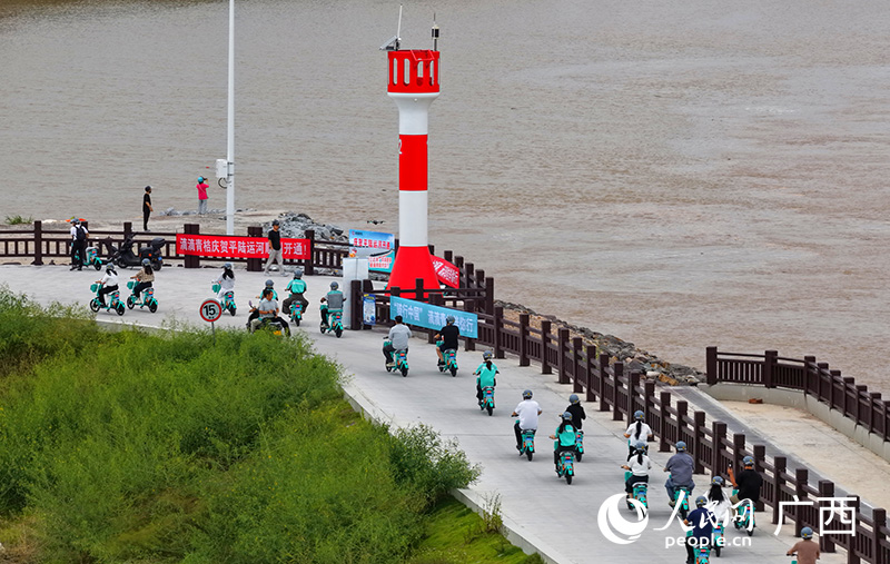 骑行团沿着河堤骑行感受运河的生态魅力。人民网记者 付华周摄