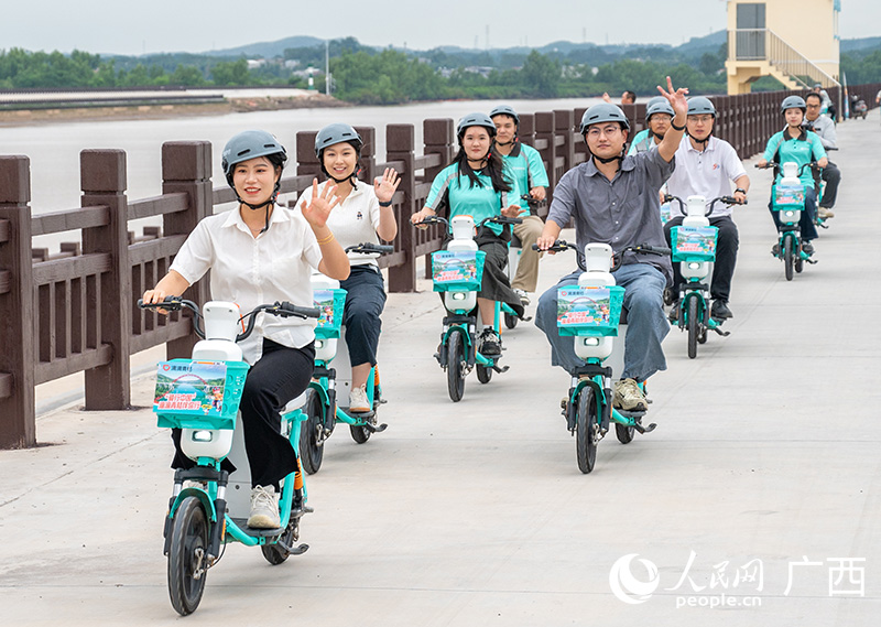 平整开阔的河堤步道上，骑行团近距离体验平陆运河入海口的滨水风貌。人民网记者 严立政摄