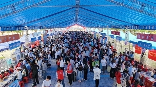 新生报到现场。广西物流职业技术学院供图