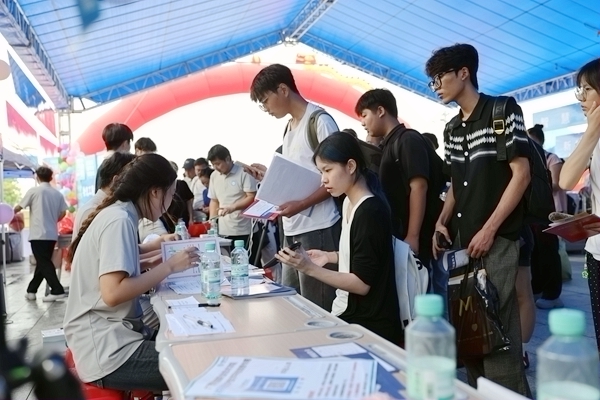新生报到现场。广西物流职业技术学院供图
