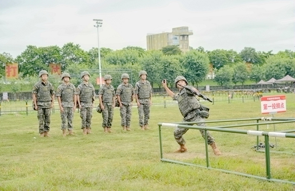 武警官兵进行手榴弹投掷。