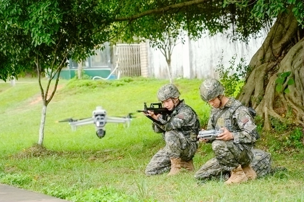 武警官兵操作无人机投弹。