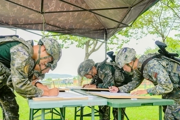 武警官兵进行识图用图作业。