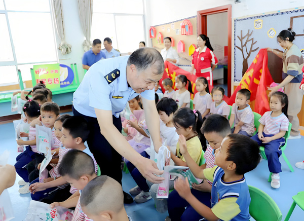 监管人员到幼儿园开展科普宣传。刘芳摄