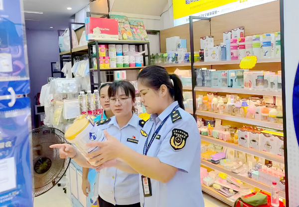 监管人员现场检查。郭振年摄