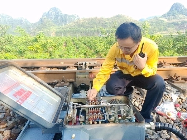 职工在洪塘站进行道岔调整作业。蒙兆坤摄
