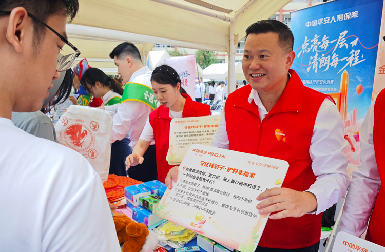 平安高管与学生亲切互动。平安产险广西分公司供图