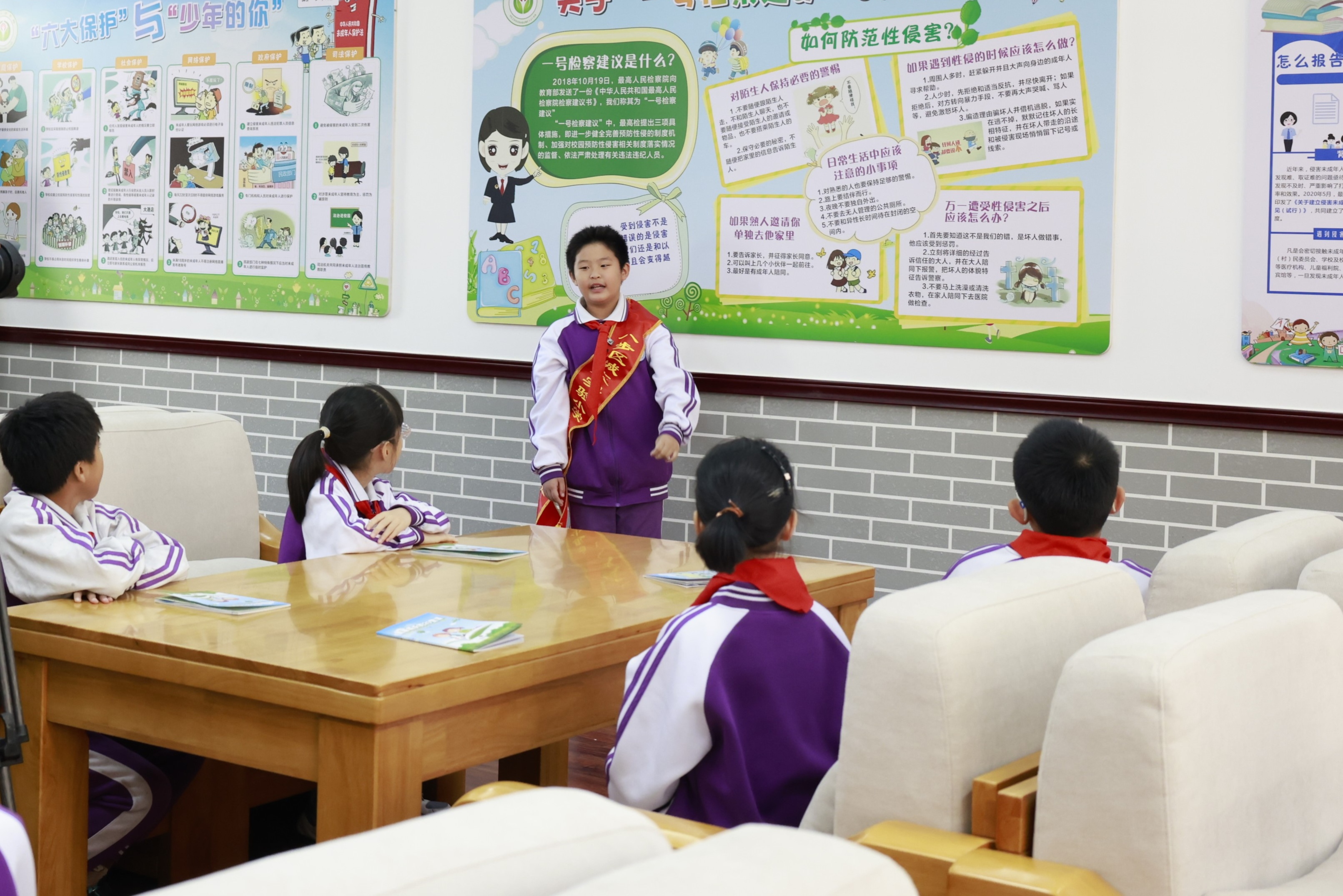 “小小法治宣傳員”向同學們普及法律知識。賀州市人民檢察院供圖