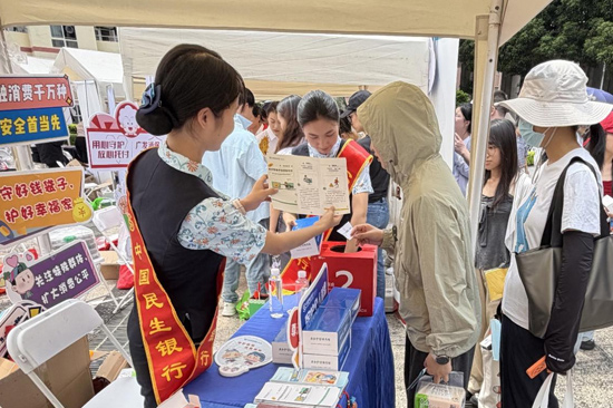 民生銀行工作人員為學生講解金融消保知識（朱凱微攝）