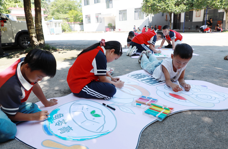 同学们勾勒八桂秀美山河图。平安人寿广西分公司供图