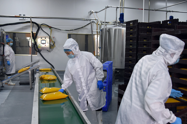 群众在农产品加工轻工业园企业务工。祥周镇人民政府供图