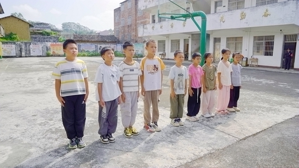 奇石鄉中心小學桂中分校的9名學生。陸遠培攝