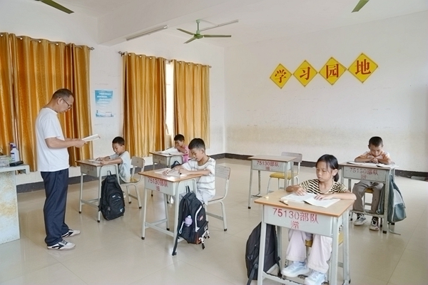廖鋒林正在給學生上課。韋彩仙攝